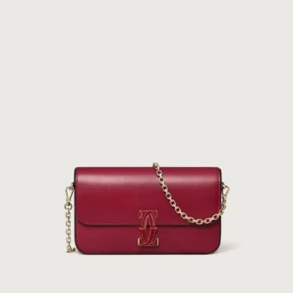 Bolso de cadena mini, Double C de Cartier – Piel de becerro rojo cereza, acabado en oro y esmalte rojo cereza – Cartier