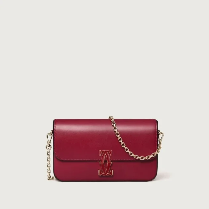 Bolso de cadena mini, Double C de Cartier – Piel de becerro rojo cereza, acabado en oro y esmalte rojo cereza – Cartier Bolso de cadena mini, Double C de Cartier – Piel de becerro rojo cereza, acabado en oro y esmalte rojo cereza – Cartier