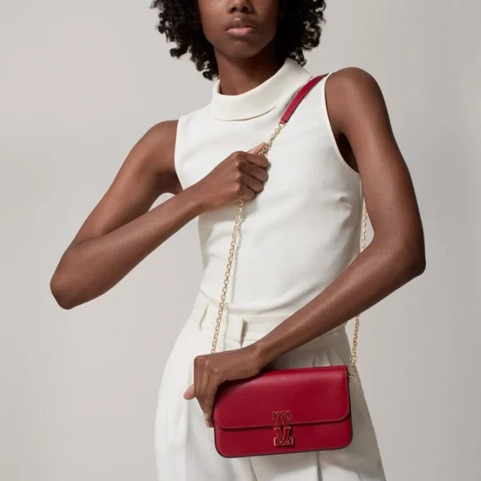 Bolso de cadena mini, Double C de Cartier – Piel de becerro rojo cereza, acabado en oro y esmalte rojo cereza – Cartier Bolso de cadena mini, Double C de Cartier – Piel de becerro rojo cereza, acabado en oro y esmalte rojo cereza – Cartier