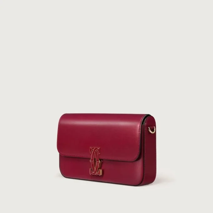Bolso de cadena mini, Double C de Cartier – Piel de becerro rojo cereza, acabado en oro y esmalte rojo cereza – Cartier Bolso de cadena mini, Double C de Cartier – Piel de becerro rojo cereza, acabado en oro y esmalte rojo cereza – Cartier