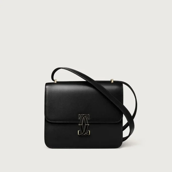 Bolso de hombro, Mini, Double C De Cartier – Piel de becerro negra, acabado en esmalte dorado y negro – Cartier Bolso de hombro, Mini, Double C De Cartier – Piel de becerro negra, acabado en esmalte dorado y negro – Cartier