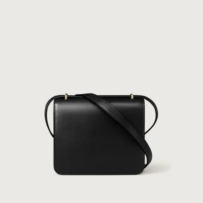 Bolso de hombro, Mini, Double C De Cartier – Piel de becerro negra, acabado en esmalte dorado y negro – Cartier Bolso de hombro, Mini, Double C De Cartier – Piel de becerro negra, acabado en esmalte dorado y negro – Cartier