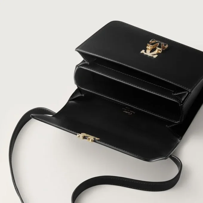 Bolso de hombro, Mini, Double C De Cartier – Piel de becerro negra, acabado en esmalte dorado y negro – Cartier Bolso de hombro, Mini, Double C De Cartier – Piel de becerro negra, acabado en esmalte dorado y negro – Cartier