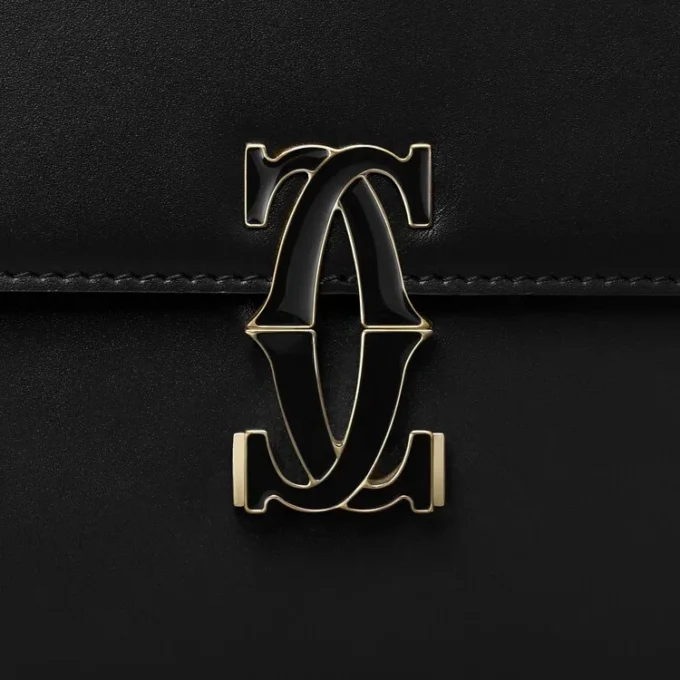 Bolso de hombro, Mini, Double C De Cartier – Piel de becerro negra, acabado en esmalte dorado y negro – Cartier Bolso de hombro, Mini, Double C De Cartier – Piel de becerro negra, acabado en esmalte dorado y negro – Cartier