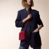 Bolso de hombro, Mini, Double C de Cartier – Piel de becerro rojo cereza, acabado en oro y esmalte rojo cereza – Cartier Bolso de hombro, Mini, Double C de Cartier – Piel de becerro rojo cereza, acabado en oro y esmalte rojo cereza – Cartier