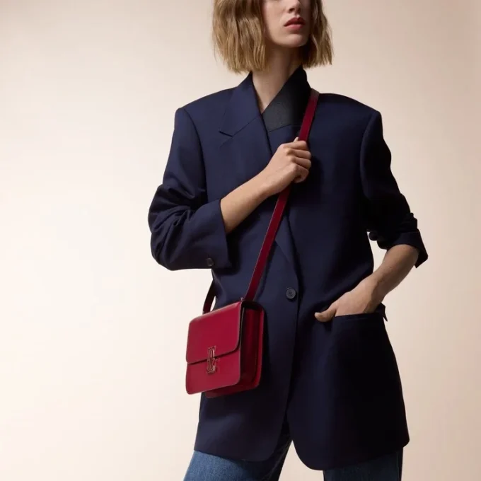Bolso de hombro, Mini, Double C de Cartier – Piel de becerro rojo cereza, acabado en oro y esmalte rojo cereza – Cartier Bolso de hombro, Mini, Double C de Cartier – Piel de becerro rojo cereza, acabado en oro y esmalte rojo cereza – Cartier