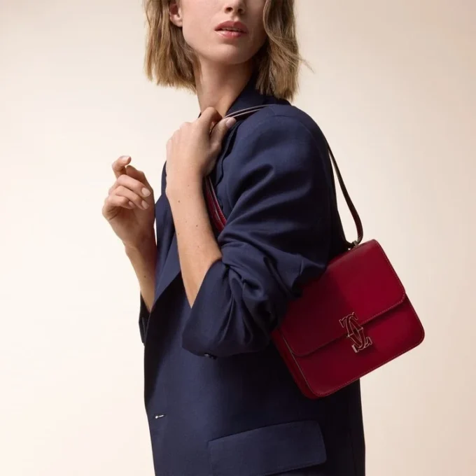 Bolso de hombro, Mini, Double C de Cartier – Piel de becerro rojo cereza, acabado en oro y esmalte rojo cereza – Cartier Bolso de hombro, Mini, Double C de Cartier – Piel de becerro rojo cereza, acabado en oro y esmalte rojo cereza – Cartier