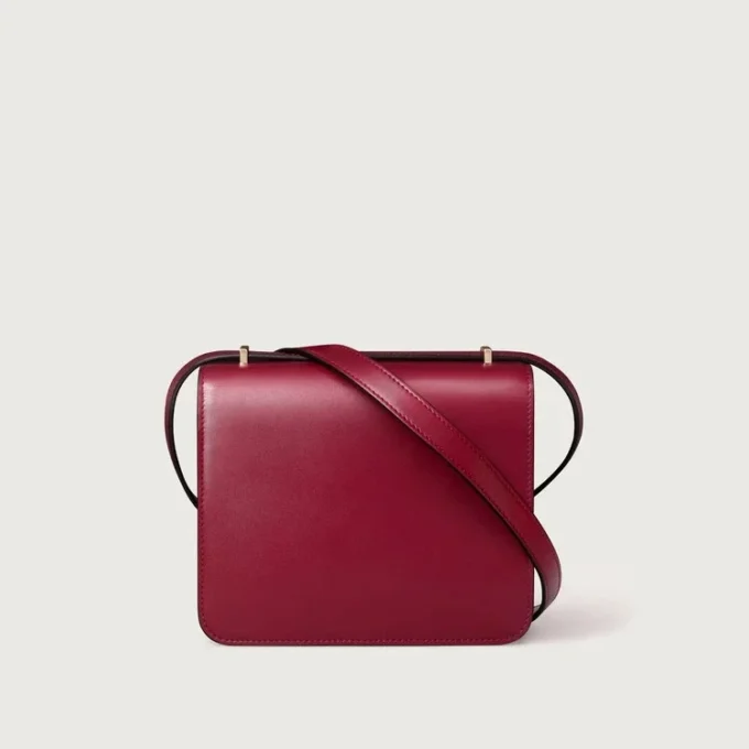 Bolso de hombro, Mini, Double C de Cartier – Piel de becerro rojo cereza, acabado en oro y esmalte rojo cereza – Cartier Bolso de hombro, Mini, Double C de Cartier – Piel de becerro rojo cereza, acabado en oro y esmalte rojo cereza – Cartier