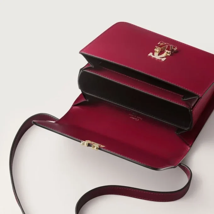 Bolso de hombro, Mini, Double C de Cartier – Piel de becerro rojo cereza, acabado en oro y esmalte rojo cereza – Cartier Bolso de hombro, Mini, Double C de Cartier – Piel de becerro rojo cereza, acabado en oro y esmalte rojo cereza – Cartier