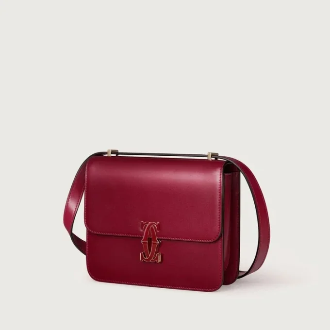 Bolso de hombro, Mini, Double C de Cartier – Piel de becerro rojo cereza, acabado en oro y esmalte rojo cereza – Cartier Bolso de hombro, Mini, Double C de Cartier – Piel de becerro rojo cereza, acabado en oro y esmalte rojo cereza – Cartier