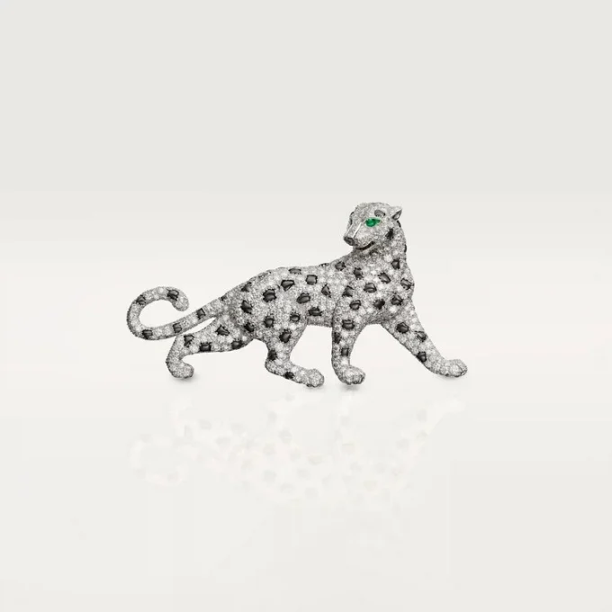 Broche Panthere de Cartier – Oro blanco, esmeraldas, ónix, diamantes – Cartier