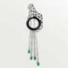 Broche Panthere de Cartier – Oro blanco, esmeraldas, ónix, diamantes – Cartier