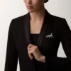 Broche Panthere de Cartier – Oro blanco, esmeraldas, ónix, diamantes – Cartier