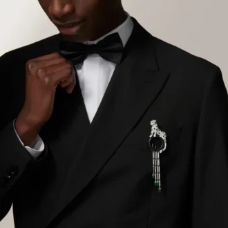 Broche Panthere de Cartier – Oro blanco, esmeraldas, ónix, diamantes – Cartier