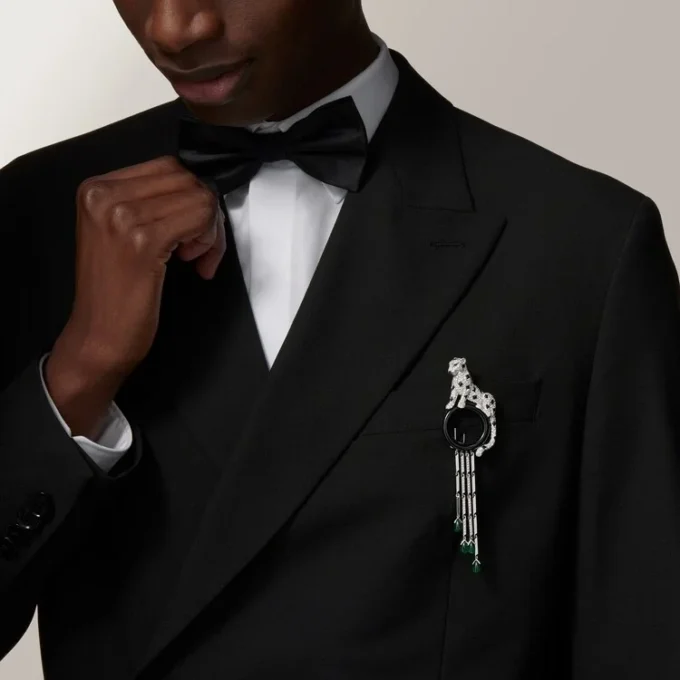 Broche Panthere de Cartier – Oro blanco, esmeraldas, ónix, diamantes – Cartier