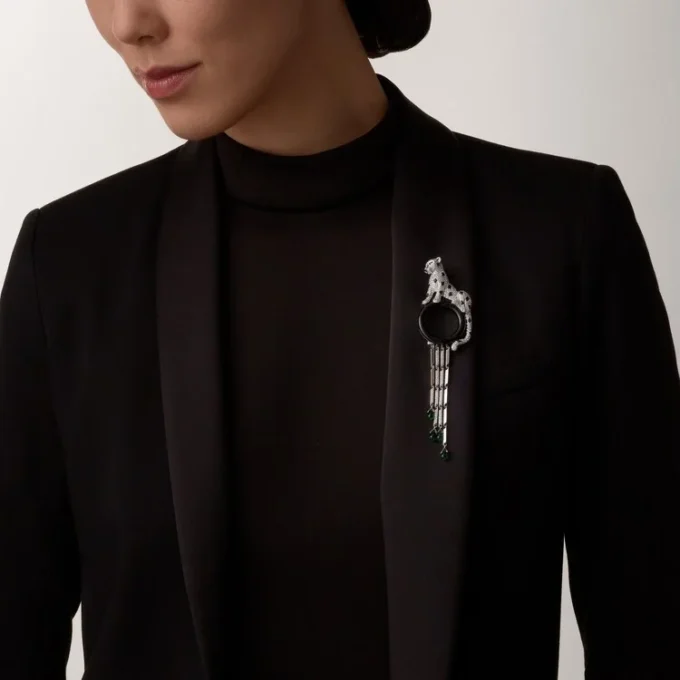 Broche Panthere de Cartier – Oro blanco, esmeraldas, ónix, diamantes – Cartier