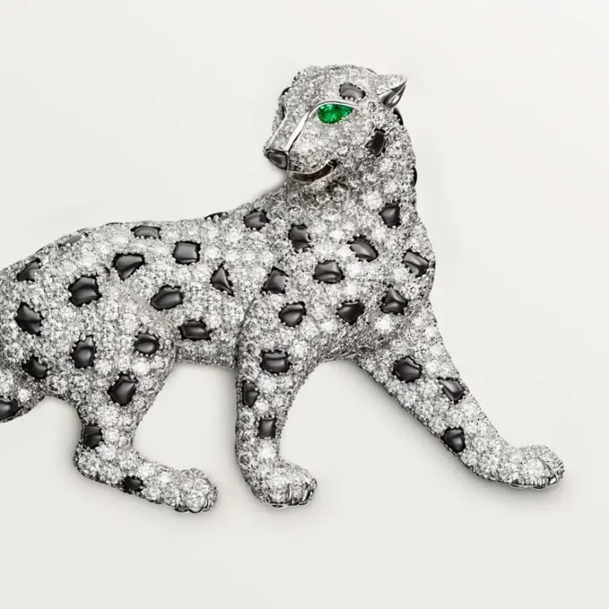 Broche Panthere de Cartier – Oro blanco, esmeraldas, ónix, diamantes – Cartier