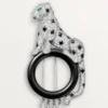 Broche Panthere de Cartier – Oro blanco, esmeraldas, ónix, diamantes – Cartier