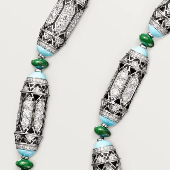 Collar de alta joyería – Oro blanco, calcedonia, skarn, turquesa, laca negra, diamantes – Cartier