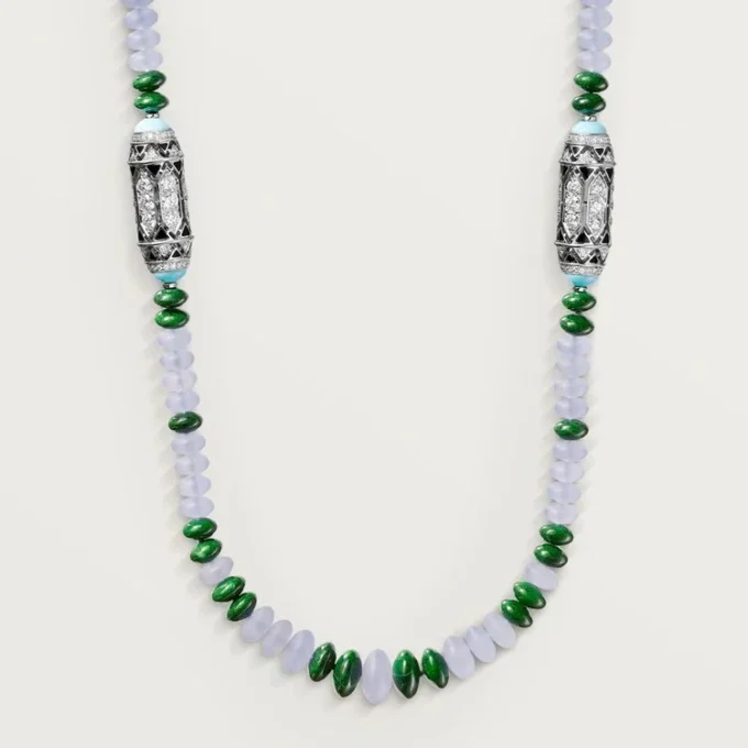 Collar de alta joyería – Oro blanco, calcedonia, skarn, turquesa, laca negra, diamantes – Cartier
