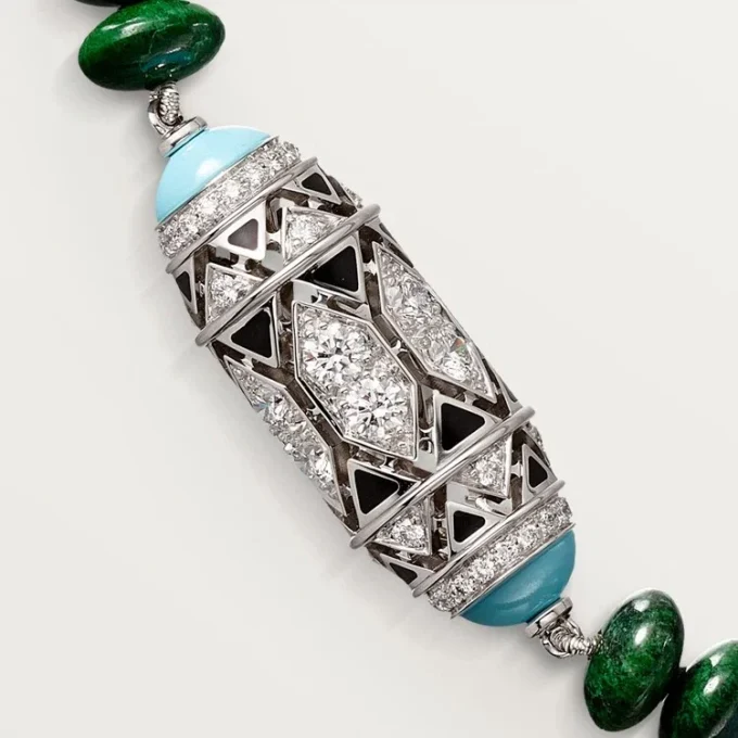 Collar de alta joyería – Oro blanco, calcedonia, skarn, turquesa, laca negra, diamantes – Cartier