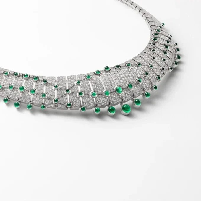 Collar «Le Voyage Recommence», esmeraldas, pavé