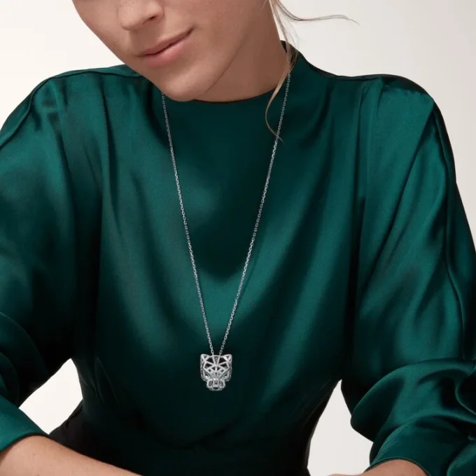 Collar Panthere de Cartier – Oro blanco, esmeraldas, diamantes, ónix – Cartier