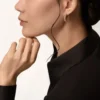 Pendientes de aro Clash de Cartier, modelo pequeño, pavé