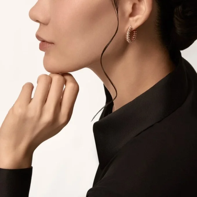 Pendientes de aro Clash de Cartier, modelo pequeño, pavé