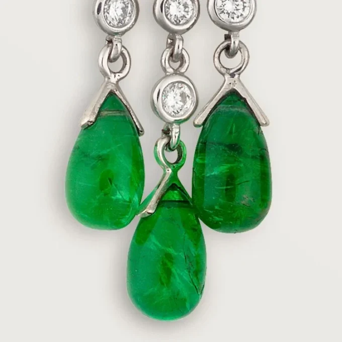 Pendientes Panthere de Cartier – Oro blanco, esmeraldas, ónix, diamantes – Cartier