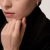 Pendientes pequeños de aro Panthere Diamond, oro blanco | Cartier Us